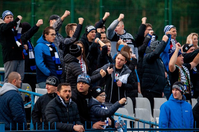 W meczu 16. kolejki IV ligi Zawisza Bydgoszcz przegrał z Chełminianką 1:2 (1:1). Bramkę dla Zawiszy zdobył Patryk Kozłowski (27). Gole dla Chełminianki strzelili Dawid Szczepankiewicz (12 - karny) i Oskar Andrzejewski (80). To była pierwsza porażka niebiesko-czarnych pod wodzą Przemysława Dachtery. Na kolejnych stronach zdjęcia kibiców oraz fotki z meczuWideo. Bramki z meczu Lider Włocławek - Włocłavia Włocławek 2:2 