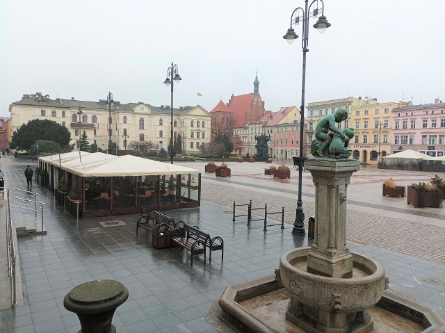 Stary Rynek na początku lutego tego roku – spojrzenie na pierzeję zachodnią i północną z ratuszem i bryłą katedry, późnogotyckiej fary