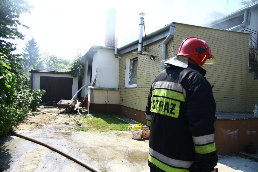 Pożar domu przy ul. Modrzewiowej w Lublinie. Ogień gasiło siedem zastępów straży 