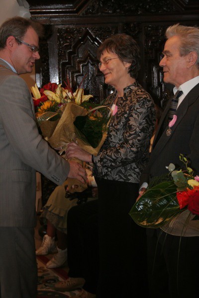 Jubilaci Jadwiga i Edmund Rozynkowcy otrzymali kwiaty od burmistrza Mariusza Kędzierskiego