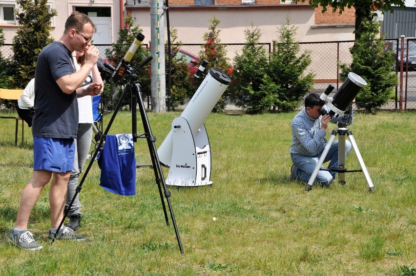 Grupa zapalonych astronów dziś po godz. 13 na dziedzińcu I...