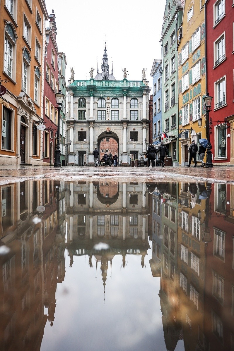 Gdańsk widziany w kałuży jest niesamowity! Koniecznie zobacz...