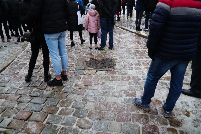 Gołoledź na drodze i chodnikach powoduje, że o przewrócenie...