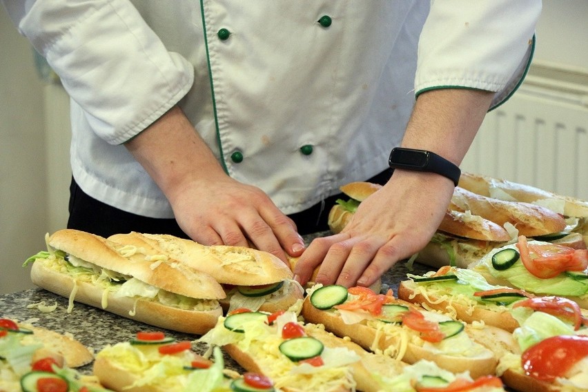 Wrocław: Uczniowie przygotowują 2000 kanapek dziennie dla ukraińskich uchodźców