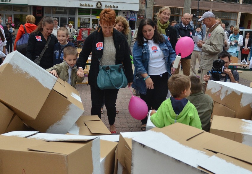 Happening na Pasażu Schillera. Dzieci z autyzmem mają swoje miejsce w szkole [ZDJĘCIA]