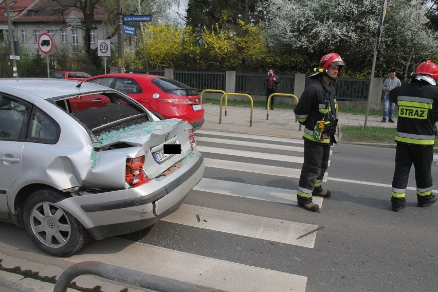 Wypadek na Kochanowskiego. Zderzenie autobusu z dwoma samochodami (ZDJĘCIA)