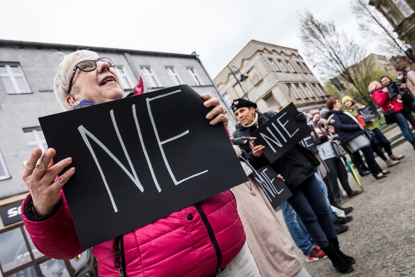 W piątek wieczorem przeciwko przemocy domowej protestowano...