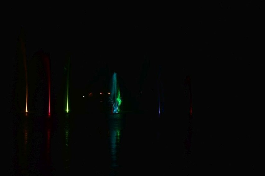 Tańcząca fontanna w Suchedniowie. Zachwyca i budzi kontrowersje 
