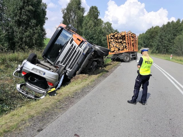 Wypadek między Udorpiem a Sierznem. Zderzyła się ciężarówka i auto osobowe.