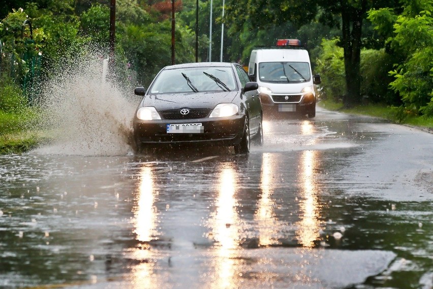 Ulice we Wrocławiu zalane po dużych opadach [ZDJĘCIA]