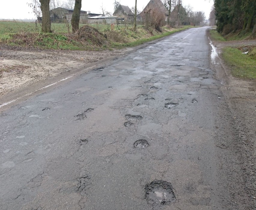 Tak wygląda droga i most z Byczyny do Goli.