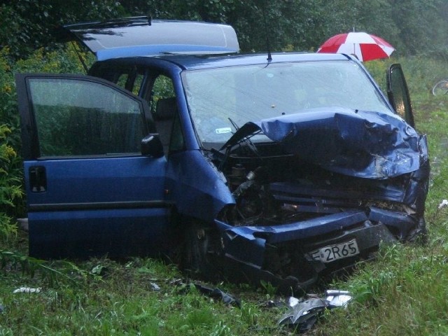 Uszkodzony peugeot wylądował w rowie.