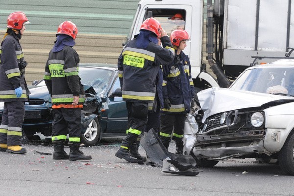 13 sierpnia na al. Jana Pawła II doszło do groźnego wypadku, w którym uczestniczyły trzy pojazdy.