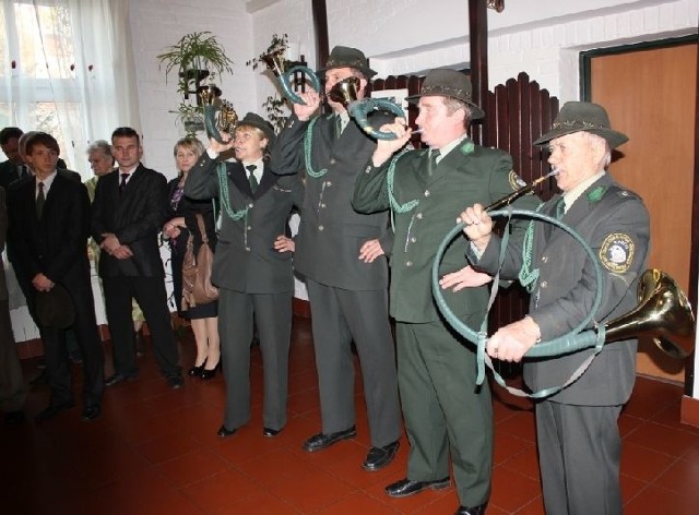 Uroczystość uświetnił występ Zespołu Sygnalistów Myśliwskich Raróg działającego przy Okręgowej Radzie Łowieckiej w Tarnobrzegu.