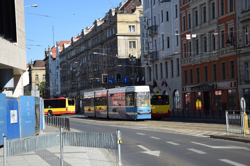 Wrocław: Korek autobusów przy Dworcu Głównym. Bo nie jeżdżą tramwaje