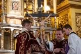 Liturgia Męki Pańskiej w katedrze na Wawelu. Przewodniczył jej metropolita krakowski abp Marek Jędraszewski