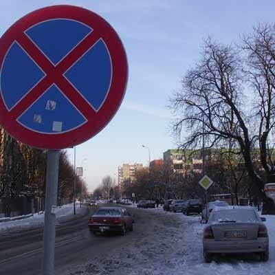 Niekompletny znak przy ul. Wojska Polskiego wskazuje, że kierowcy nie powinni parkować pojazdów na chodniku. 