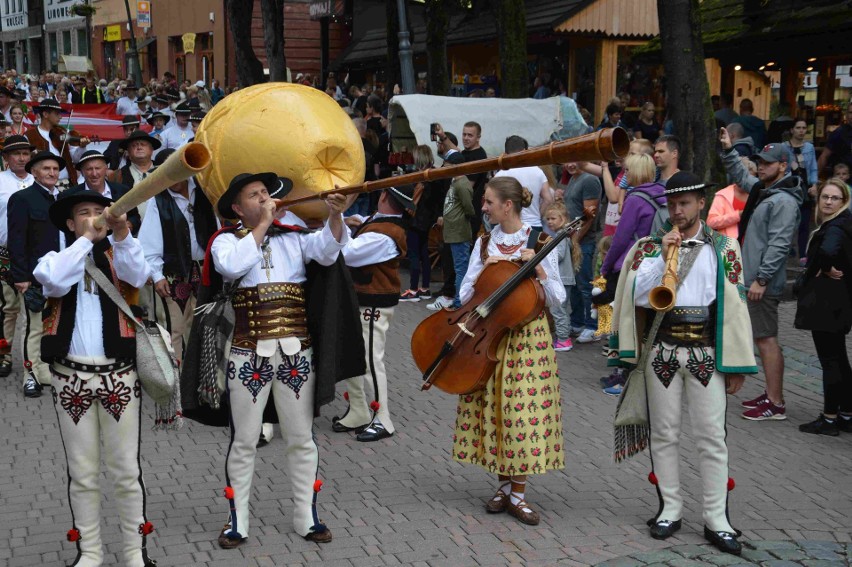 Festiwal Oscypka w Zakopanem. Bacowie pokazują jak robią sery [ZDJĘCIA]
