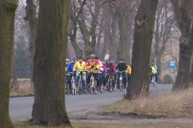 Cykliści z Nadgoplańskiego Oddziału PTTK w Kruszwicy nie czekali na nadejście kalendarzowej wiosny i już zorganizowali rajd inaugurujący rowerowy sezon turystyczny 2016. W miniona sobotę pokonali ok. 40-kilometrową trasę, zwiedzając po drodze kościół w Piaskach.