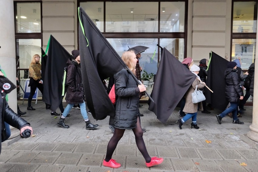 Czarny marsz przeszedł ulicami Poznania w 2. rocznicę...