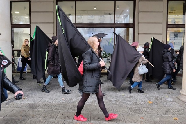 Czarny marsz przeszedł ulicami Poznania w 2. rocznicę czarnego poniedziałku