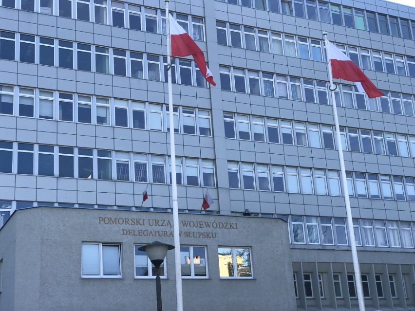 Flagi na masztach na placu Zwycięstwa w Słupsku pojawiają...
