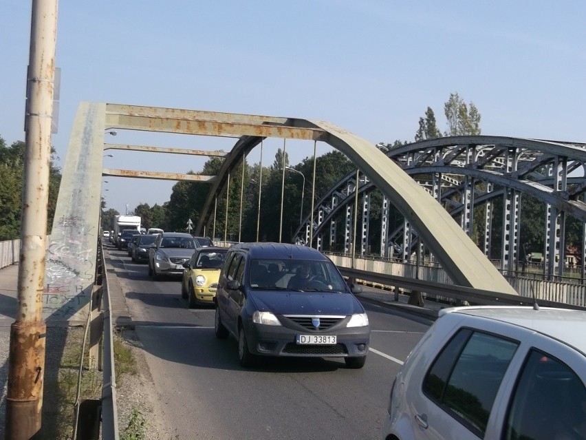Wrocław: Wypadek przy mostach Jagiellońskich. Duże korki w okolicach (ZDJĘCIA)