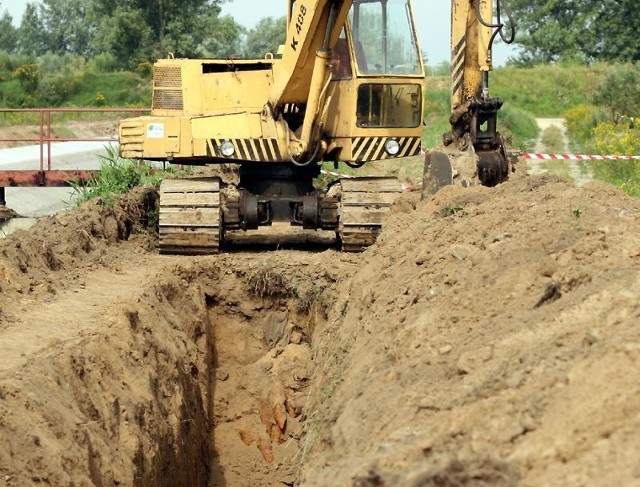 Operator koparki dostrzegł, że z ziemi wystaje żelastwo. Natychmiast przerwał pracę.