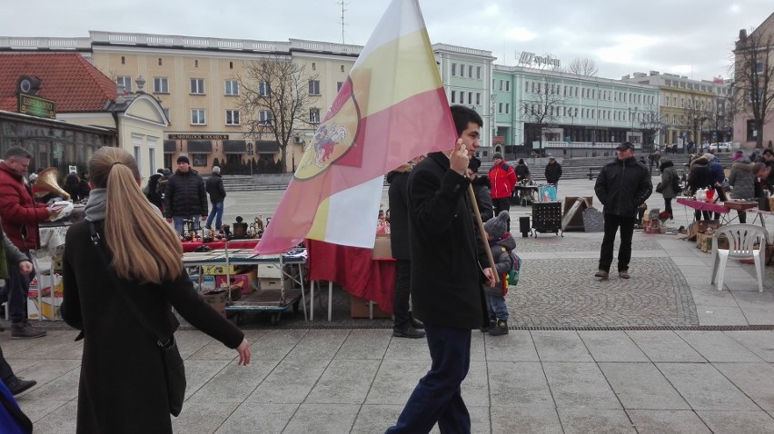 PO: świętujmy razem niepodległość. Rozdaje flagi i ogłasza konkurs dla mieszkańców [ZDJĘCIA]