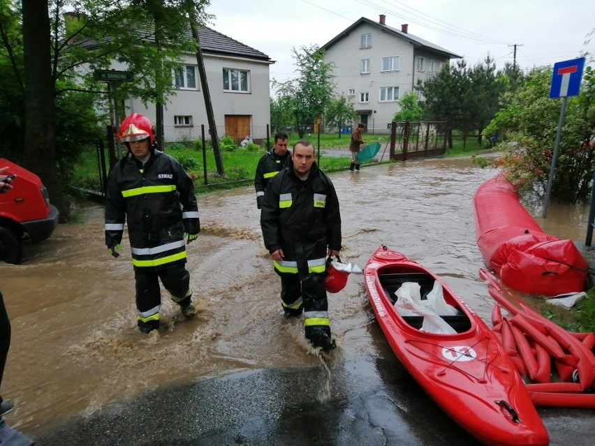 Wody Prądnika i Naramki zalewają Zielonki. Ludzie kajakami wożą worki z piaskiem [ZDJĘCIA]