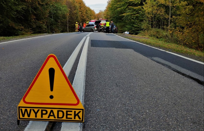 Wypadek na DK20 między Miastkiem a Bytowem 13.10.2022. W miejscowości Dalekie zderzyły się 4 samochody osobowe. ZDJĘCIA