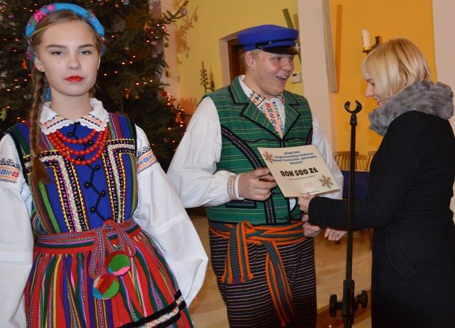 Nagroda Grand Prix przypadła w udziale Zespołowi Kielecczyzna. Burmistrz Dorota Łukomska wręczyła bon o wartości 500 zł Jakubowi Kurpowi.