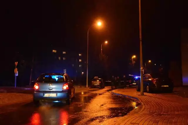 Policja zamknęła ulicę Warszawską w Kwidzynie, na której w piątek, 7.10 wieczorem doszło do strzelaniny i zabójstwa 20-latka