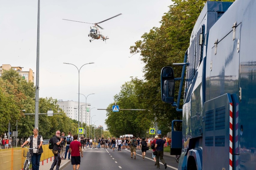 Parada Równości. Białystok jak w strefie wojny. Policjanci mieli ręce pełne roboty (zdjęcia) 