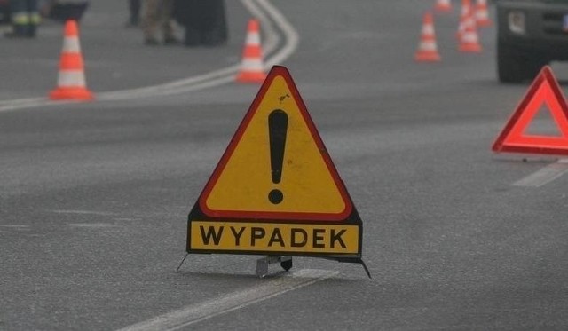 Zderzenie samochodu osobowego z motorem w miejscowości Kuciny (powiat poddębicki). Ranne zostały dwie osoby.