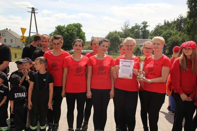 Żeńska drużyna strażacka ma na swoim koncie pierwsze sukcesy – zajęła w zawodach gminnych pierwsze miejsce wśród kobiet