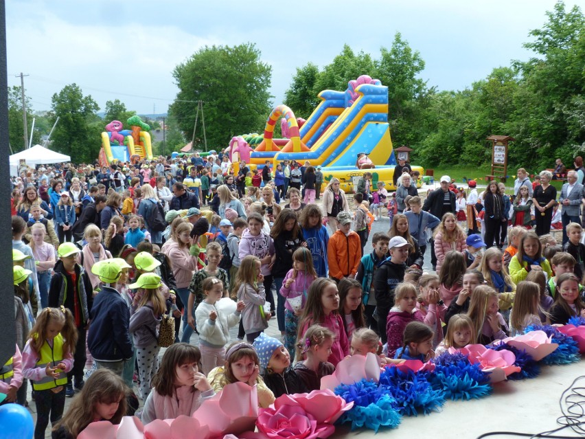Bajkowy Dzień Dziecka w gminie Piekoszów, w wyjątkowym miejscu. Dzieciaki były zachwycone. Zobaczcie zdjęcia