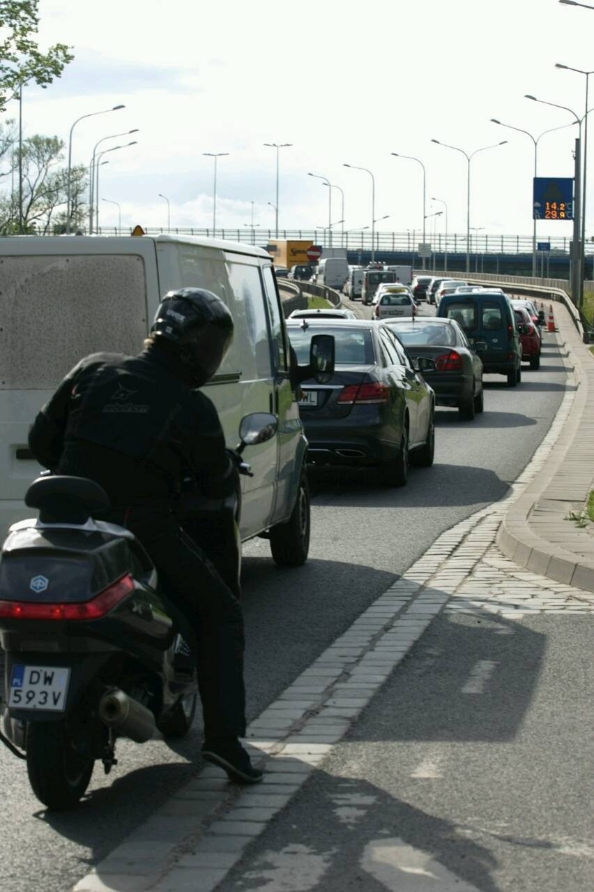 Ważne ulice miasta były zamknięte. Wszystko przez kolarzy (ZDJĘCIA)