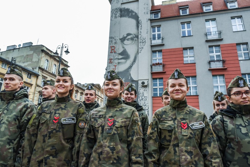 27 października oficjalnie odsłonięto mural Mariana...