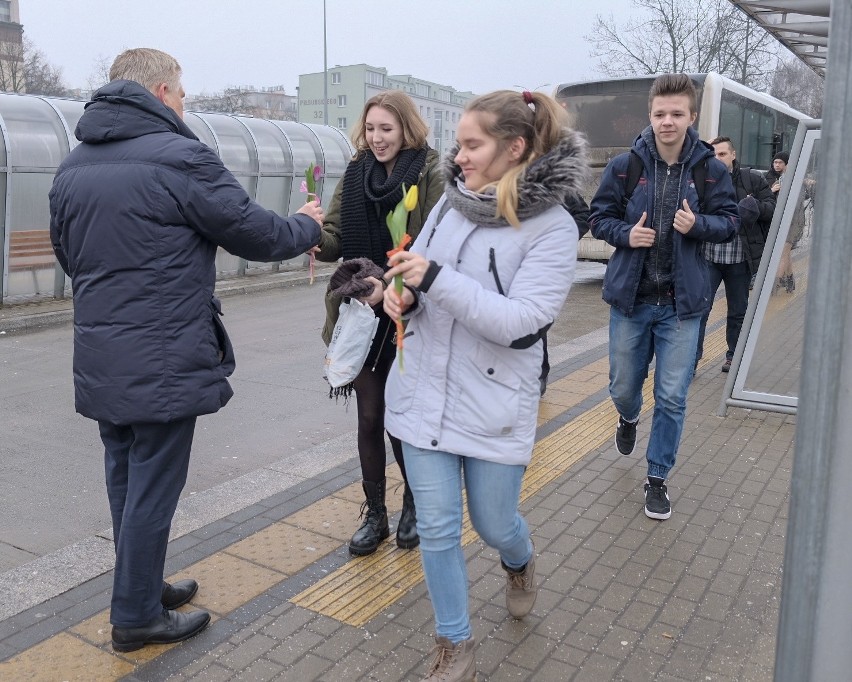 Dzień Kobiet 2018. Prezydent Białegostoku rozdał kwiaty białostoczankom (zdjęcia)