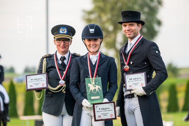 Dekoracja Mistrzostw Polski Seniorów 2020. Od lewej: Żaneta Skowrońska-Kozubik (LKJ Lewada), Magdalena Jura (LKJ Lewada), Mateusz Cichoń (KJ Lider).