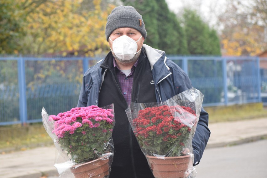 Wszystkich Świętych w Sieradzu. Puste cmentarze, kupujemy chryzantemy - ZDJĘCIA