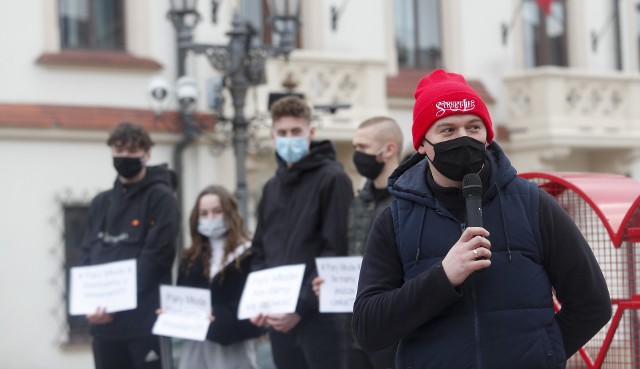 Branża ślubna i hotelarska żąda zniesienia obostrzeń! Protest na rynku w Rzeszowie.