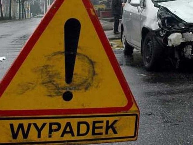 Do groźnego zderzenia auta osobowego z ciężarówką doszło w poniedziałkowy wieczór na rondzie Solidarności w Koszalinie.