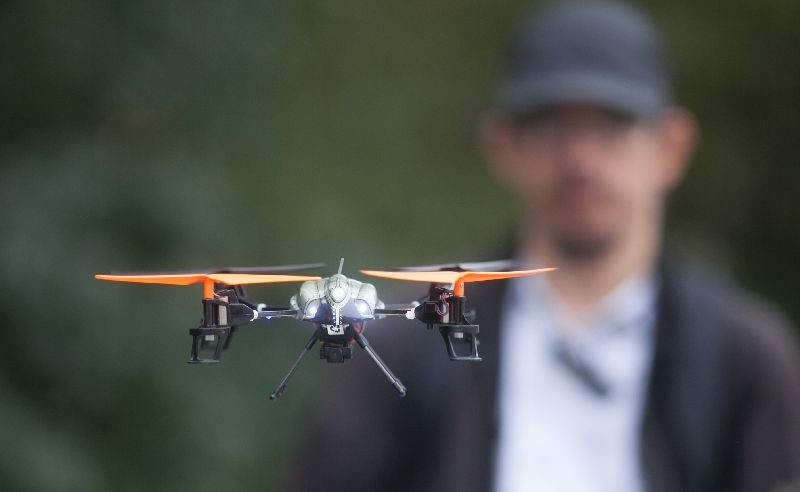 Prywatni detektywi mają groźną broń. Z dronem na akcję