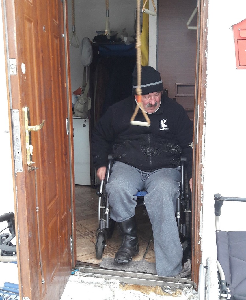 Podjazd dla wózka inwalidzkiego i podłączenie do prądu - o tym marzył niepełnosprawny Leon Pawiłan z Myszyńca. I ludzie spełnili te marzenia