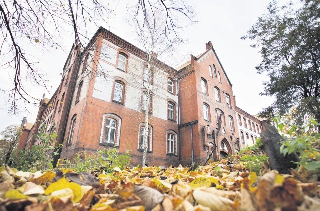 Główny budynek po starym szpitalu jest do wynajęcia. Chętnych na kupno nie ma.