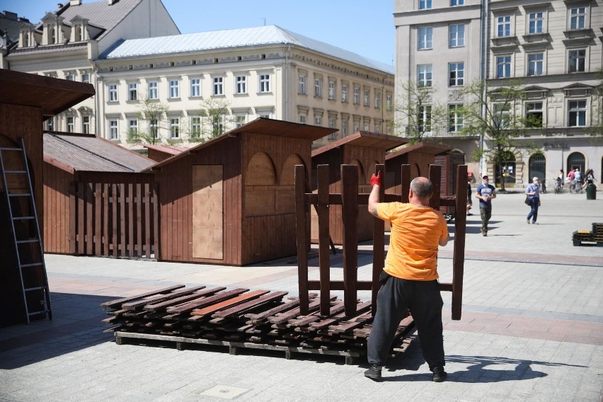 Kraków. Jarmark Rzemiosła wraca na Rynek Główny. Trwa budowanie stoisk [ZDJĘCIA]