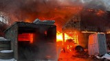 Groźny pożar garażu w Werblini, w którym były butle z gazem i acetylenem. Z żywiołem przez ponad 7 godzin walczyło 42 strażaków | ZDJĘCIA