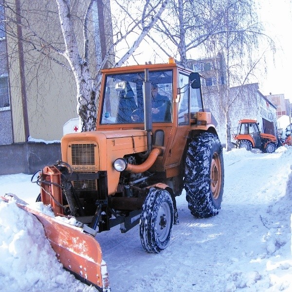 Na ul. Kazimierzowskiej pracował wczoraj pług śnieżny. Ale piesi narzekali, że przez zwały odgarniętego śniegu nie sposób przejść na drugą stronę ulicy.